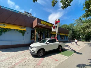 В центре Бишкека убрали незаконные рекламные вывески и баннеры
