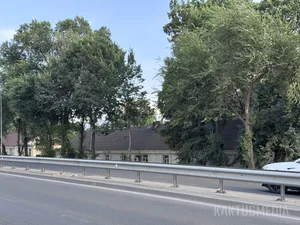 Живущим вдоль трассы в аэропорт "Манас" меняют крыши для эстетики (видео)
