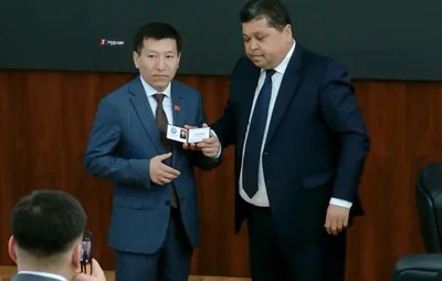 Максат Алымбеков получил мандат депутата Жогорку Кенеша