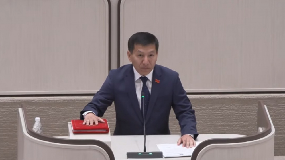 Максат Алымбеков принес присягу депутата Жогорку Кенеша