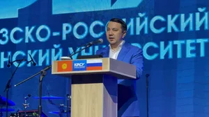 Выпускной КРСУ впервые проходит в новом формате — студентов поздравили Маматалиев, Лавров