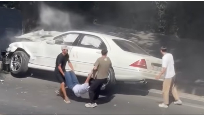 В Бишкеке в результате ДТП водителя выбросило из автомобиля (видео)
