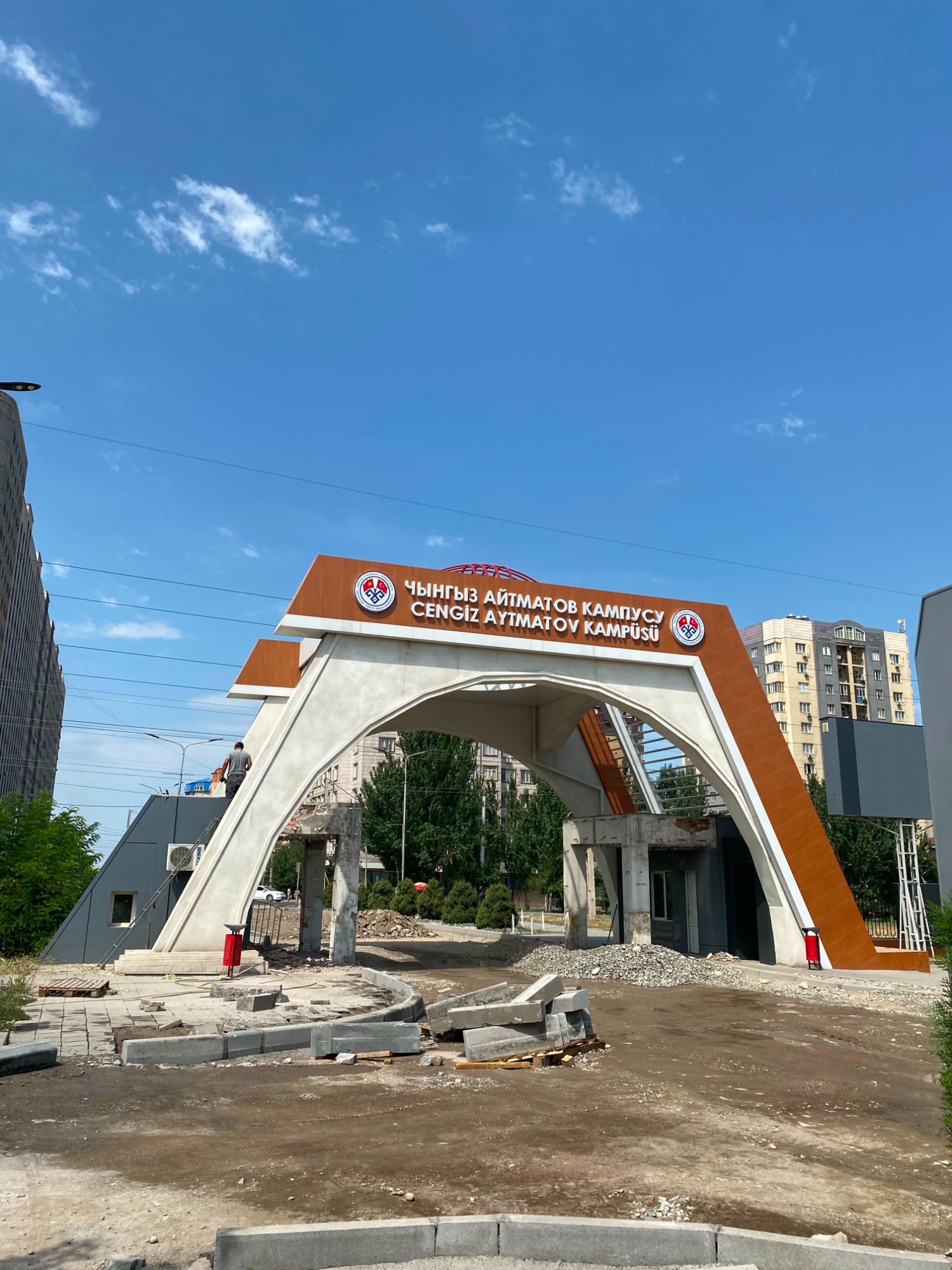 В Бишкеке демонтируют главную арку Кыргызско-Турецкого университета «Манас»