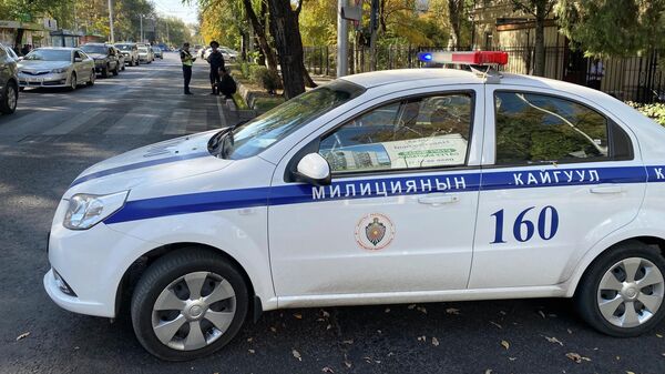 В Бишкеке водитель сбил женщину и протащил инспектора на капоте — видео