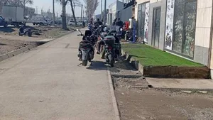 Водителей мопедов и скутеров будут штрафовать за езду по тротуарам (видео)
