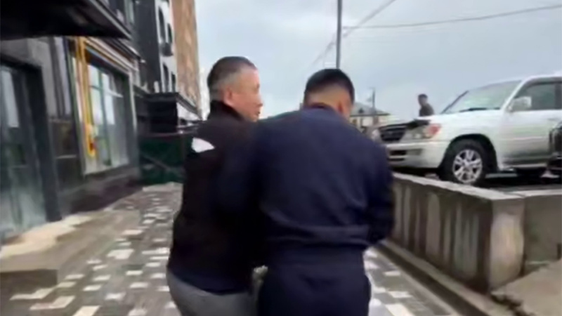 В Бишкеке водитель Kia Sorento пытался скрыться от милиции после остановки (видео)