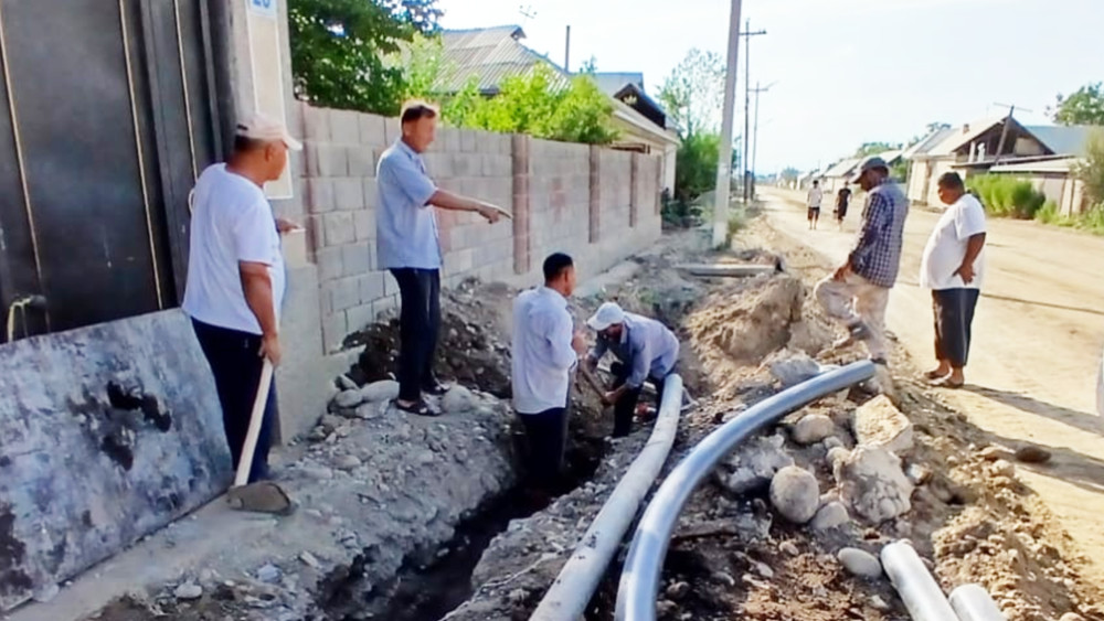 В айыльном аймаке Добо-Коргон проложили 10 тысяч метров водопровода — три села получили чистую воду