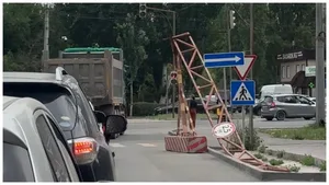 Call-центр: за три дня грузовики трижды сломали арку против высотной техники (видео)