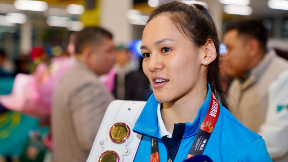 Чемпионка из Казахстана с разгромом вышла в четвертьфинал Кубка мира по боксу