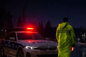 Дорожная полиция Азербайджана призвала водителей к бдительности на фоне непогоды