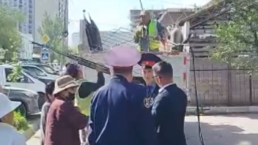 Жильцы дома на ул. Суюмбаева жалуются на снос забора, в мэрии заявили о его незаконности
