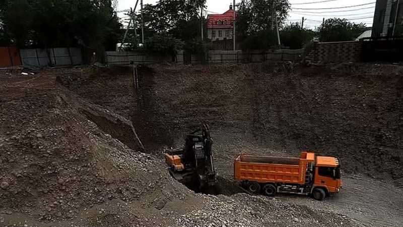 В Бишкеке стройкомпанию оштрафовали после обрушения защитной конструкции (видео)