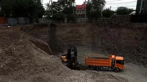 В Бишкеке стройкомпанию оштрафовали после обрушения защитной конструкции (видео)