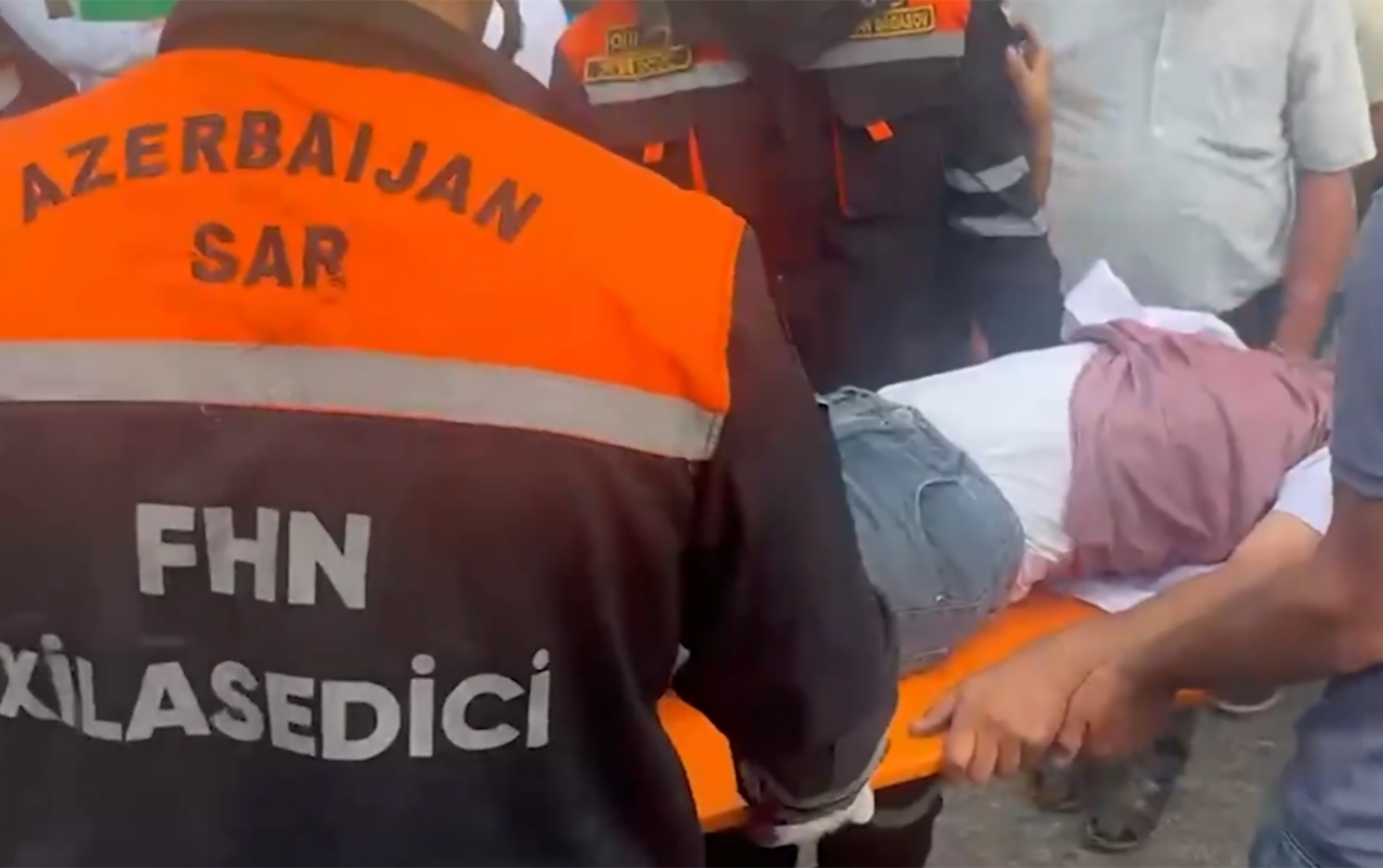Avtomobildə sıxışıb qalan vətəndaş bu cür xilas edildi