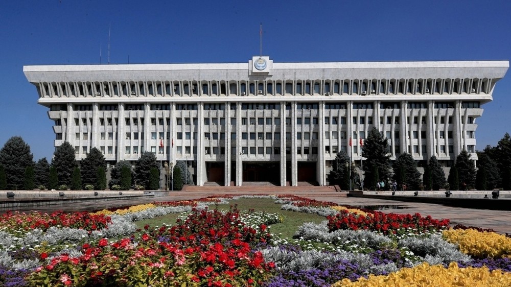 В Жогорку Кенеше меняют порядок рассмотрения похожих законопроектов