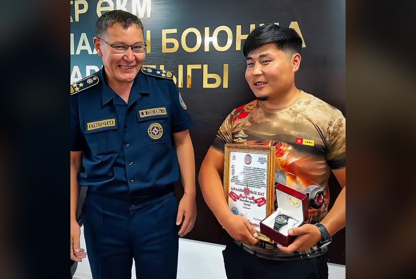 Тушил пожар до приезда МЧС. В Бишкеке наградили водителя бетономешалки