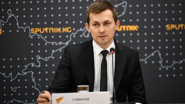 Фото с брифинга о сотрудничестве с Россией в строительной сфере