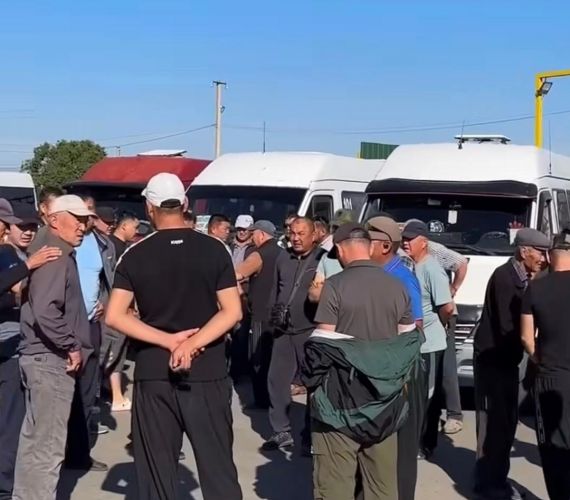 Transport collapse in Karakol: Minibus drivers announce strike