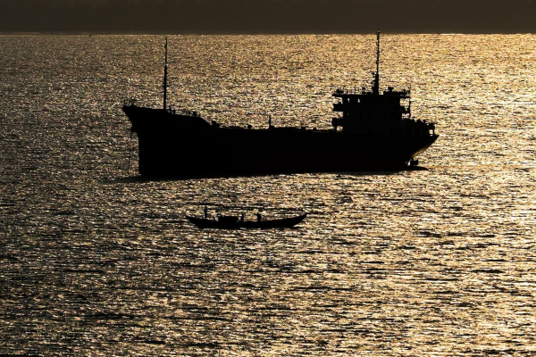 Американские морпехи захватили, а потом отпустили судно в Аравийском море