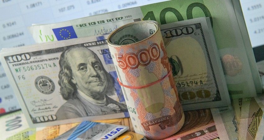 Тенге вернулся к отметке 0,18 сома, рубль продолжает падать: курс на 5 июня