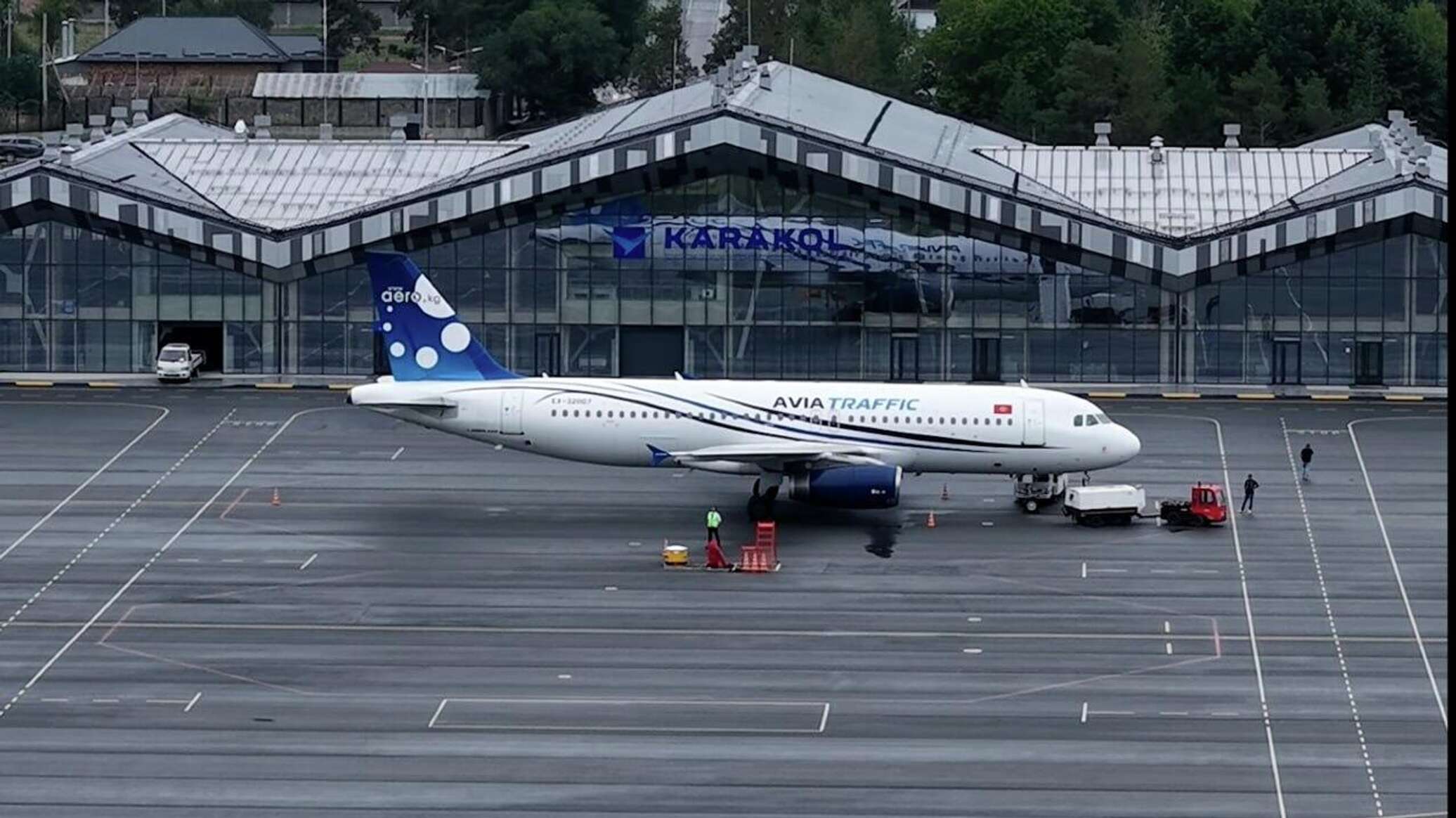 "Исторический день" — в Караколе впервые приземлился Airbus A320. Видео