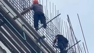 В Оше строители на высоте работали без страховки. Стройкомпанию оштрафовали (видео)