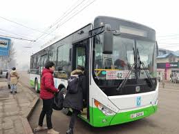 В городе Ош уволили водителя автобуса после отказа везти пассажирку с коляской