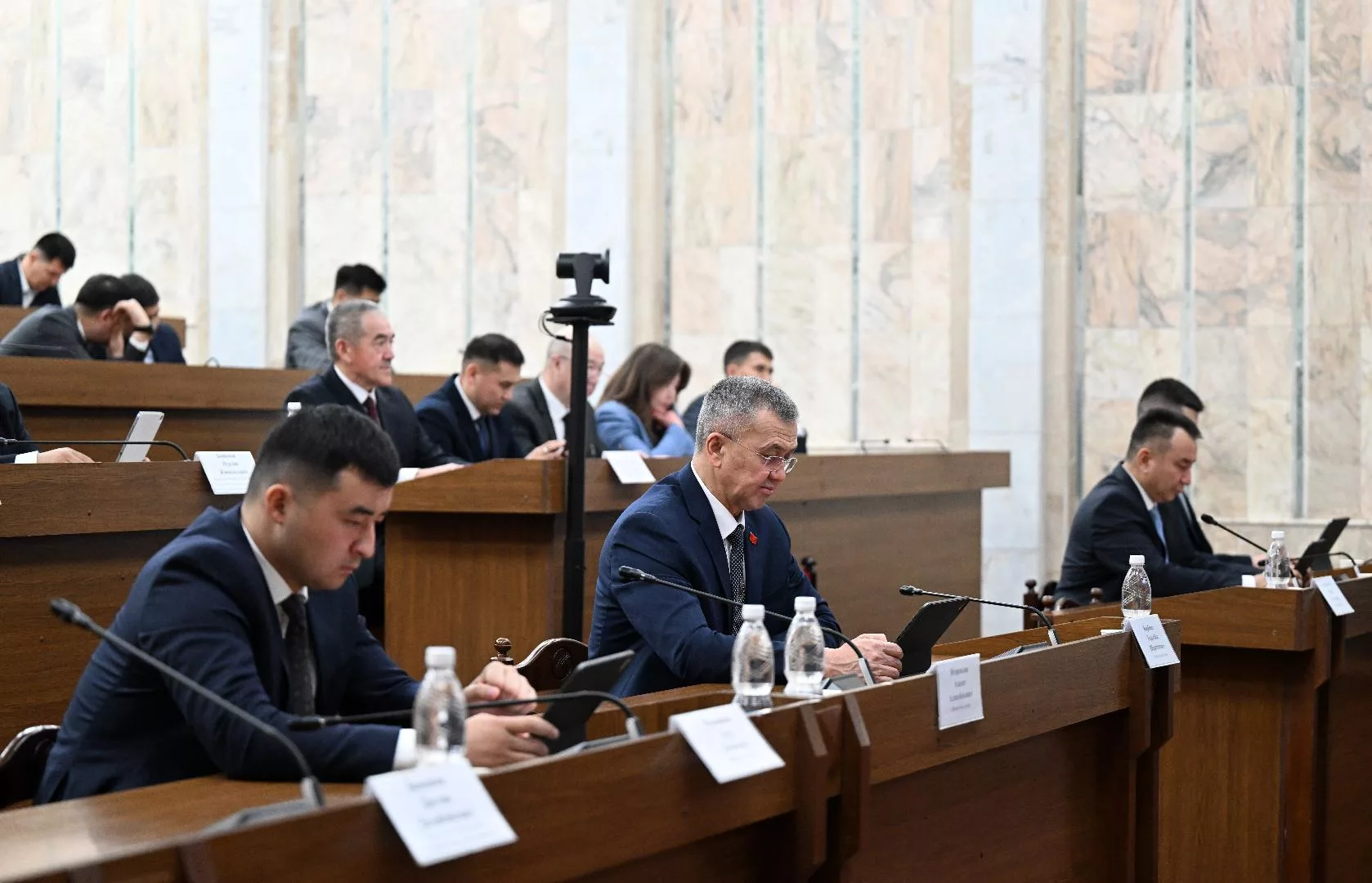 Комитет Жогорку Кенеша рассмотрел законопроект, направленный на усиление ответственности за нарушение выброса мусора