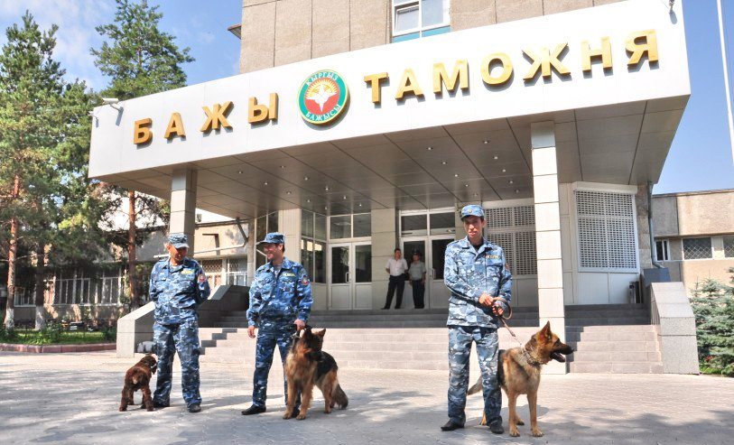 Таможенники Кыргызстана выявили незаконный ввоз из Китая аккумуляторных батарей, генераторов для электроскутеров и гусеничных колёс