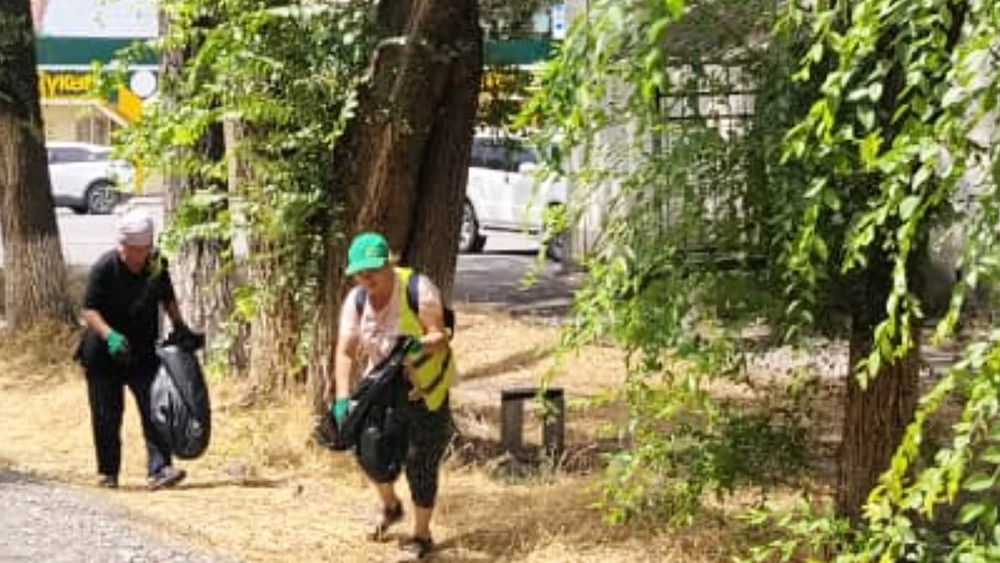 В Беловодском убрали мусор вокруг кинотеатра