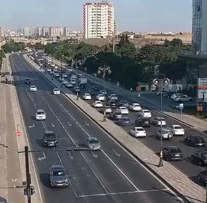 В Баку на ряде улиц наблюдается плотный транспортный поток