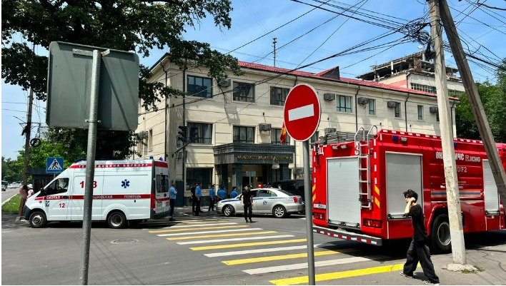 В Бишкеке эвакуировали людей из зданий нескольких ведомств (фото)