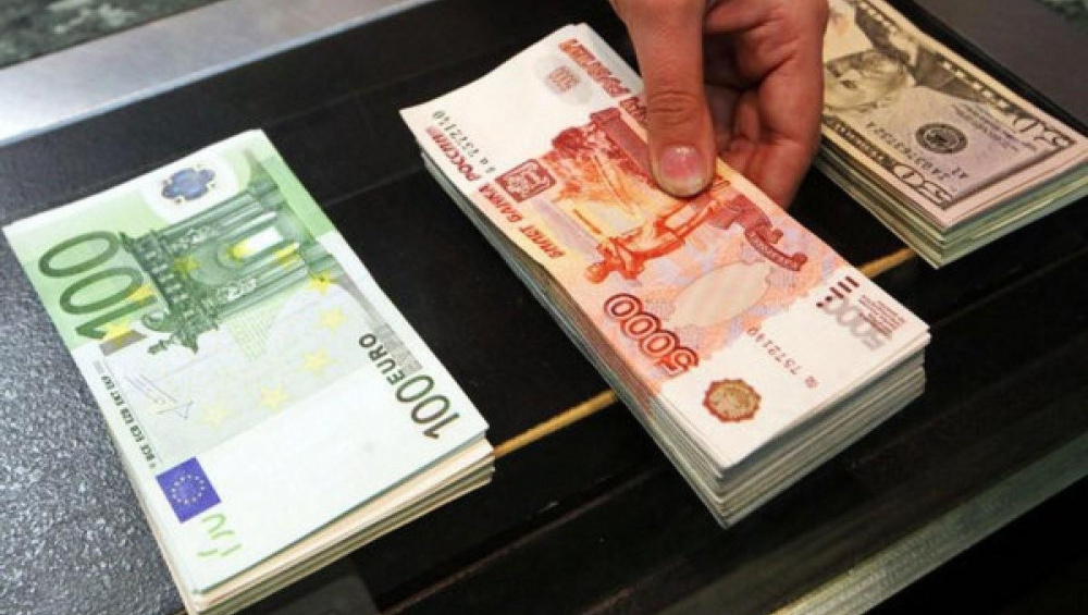 Курс валют в коммерческих банках 31 июля. Евро стоит уже больше 100 сомов