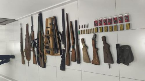 В Нарыне в квартире обнаружили склад оружия и боеприпасов
