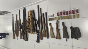 В Нарыне в квартире обнаружили склад оружия и боеприпасов