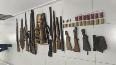 В Нарыне в квартире обнаружили склад оружия и боеприпасов