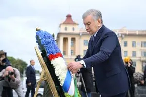 Президент Узбекистана возложил венок к Монументу Победы