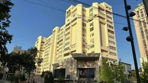 В центре Бишкека обновили фасад одной из многоэтажек, но мэра критикуют за это. Видео