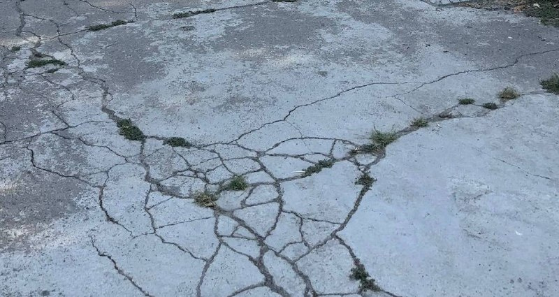 В парке имени Дайыра Асанова трескается асфальт и проседает брусчатка (фото)
