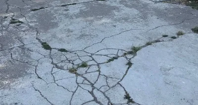 В парке имени Дайыра Асанова трескается асфальт и проседает брусчатка (фото)
