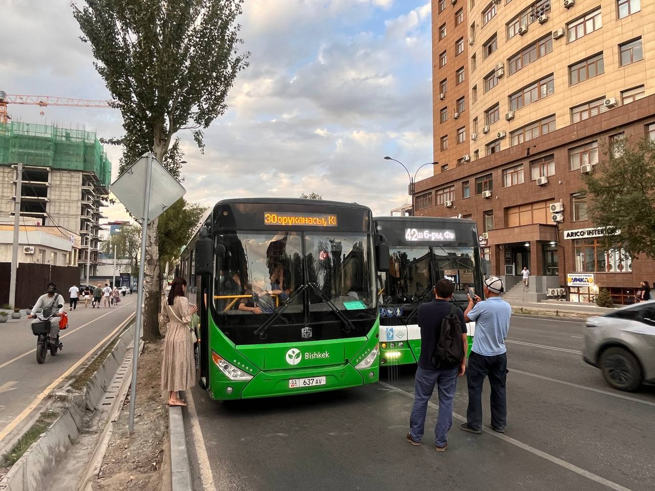 В Бишкеке на одной из главных улиц города два автобуса не поделили дорогу