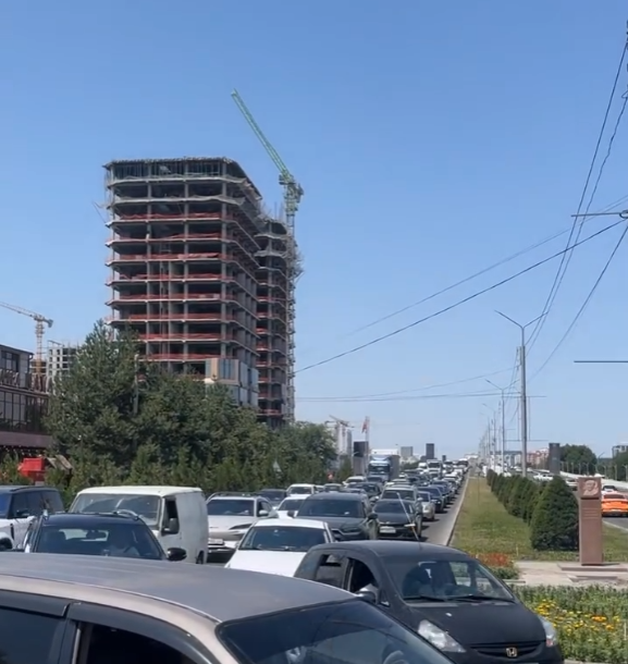 Верх Бишкека парализован. Ремонт на магистрали обернулся транспортным коллапсом