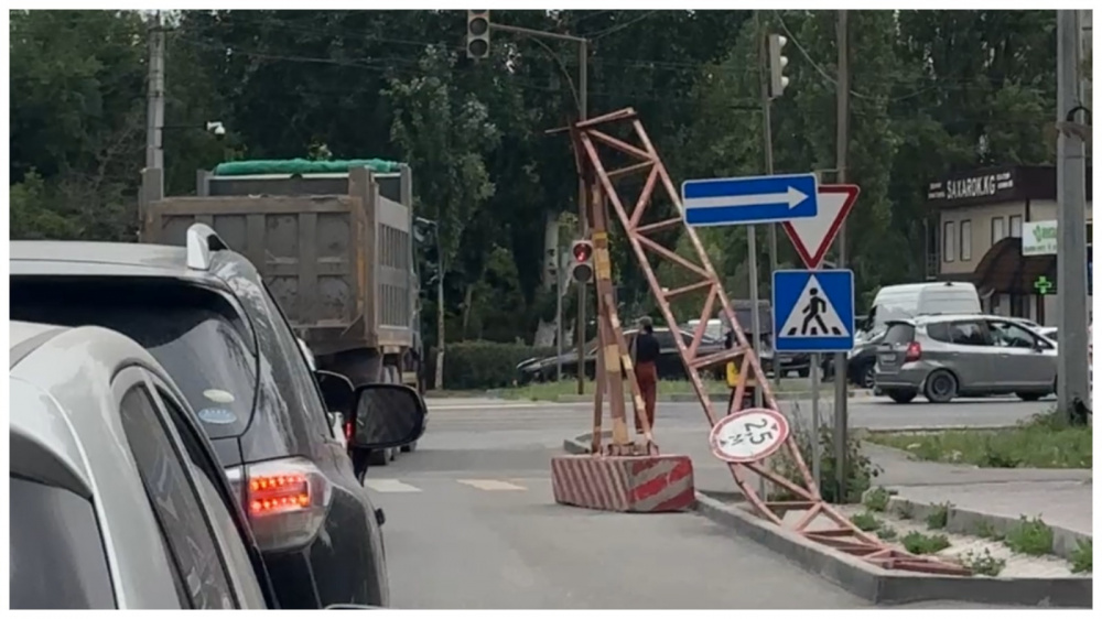 Call-центр: за три дня грузовики трижды сломали арку против высотной техники