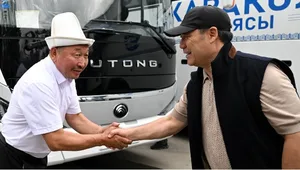 Садыр Жапаров осмотрел спецтехнику и новые автобусы в Караколе