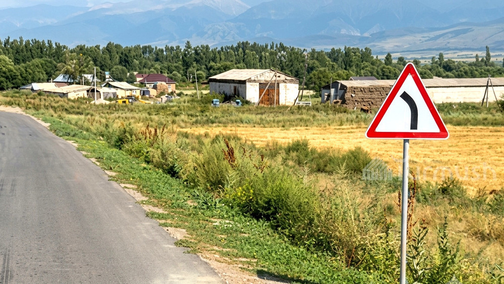 В Ак-Суу на опасном участке дороги, где погиб человек, установили дорожные знаки