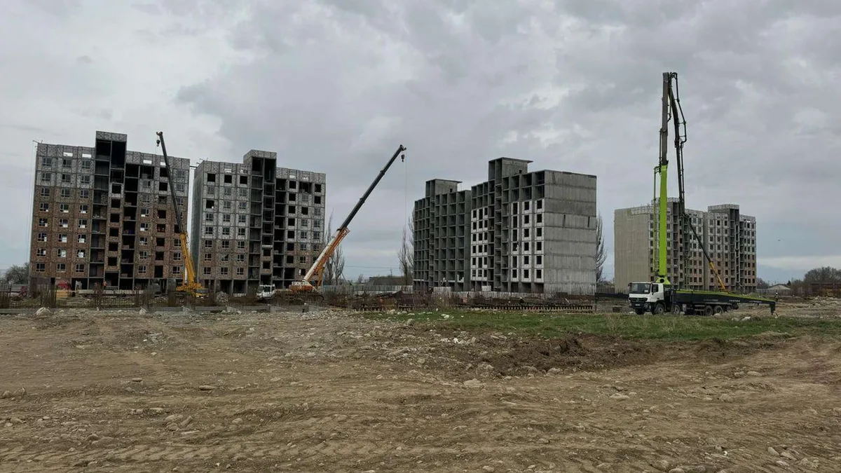В ГИК назвали причину подтопления домов в Караколе. Квартиры обещают восстановить