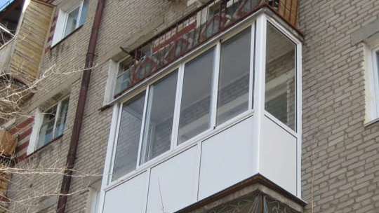 "Не выборочно". Мэрия разъяснила действия по демонтажу балконов в Бишкеке
