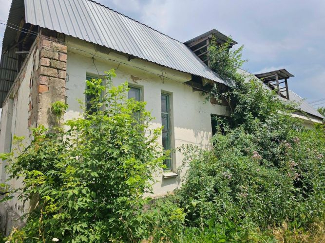 Дом кыргызского актера и художника Суйменкула Чокморова оказался заброшенным