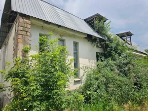Дом кыргызского актера и художника Суйменкула Чокморова оказался заброшенным