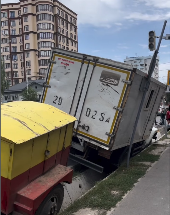 У грузовика коммунальных служб отказали тормоза. Машина вылетела в арык